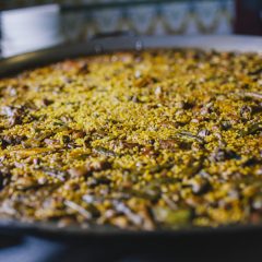 Plato de paella valenciana con presentación moderna y creativa