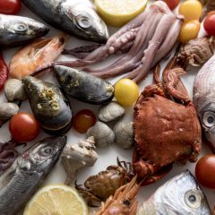 Detalle de arroz meloso con ingredientes mediterráneos de calidad