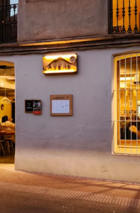 Interior acollidor del restaurant a Terrassa amb decoració històrica